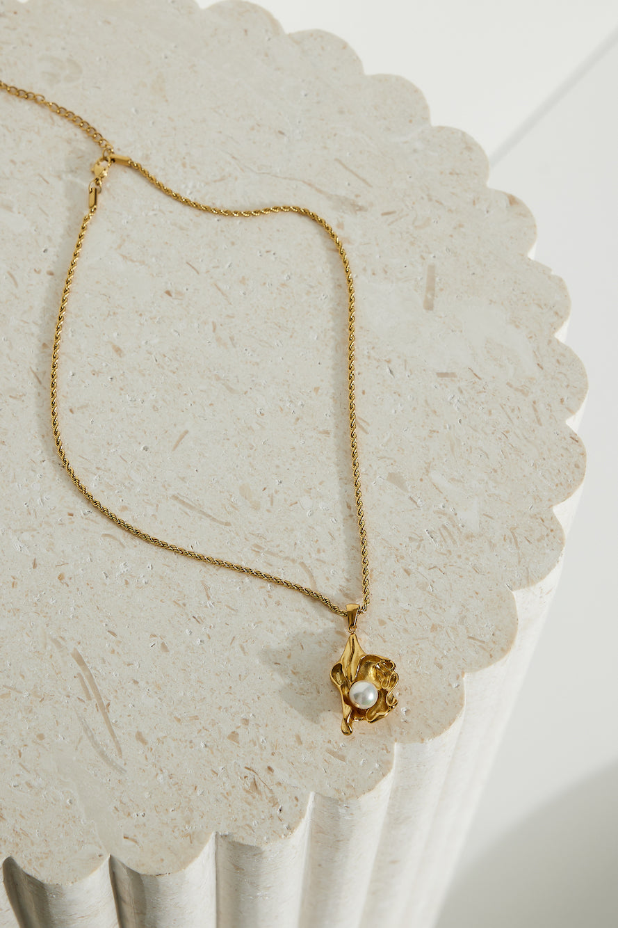 18 Karat Gold Necklace with Oyster Jasmine's Boutique Australia